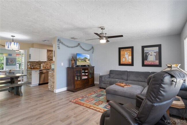 Building Photo - 11 Oak Hollow Dr