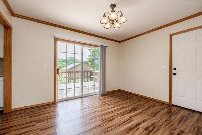 Building Photo - Spacious Bentonville Duplex!