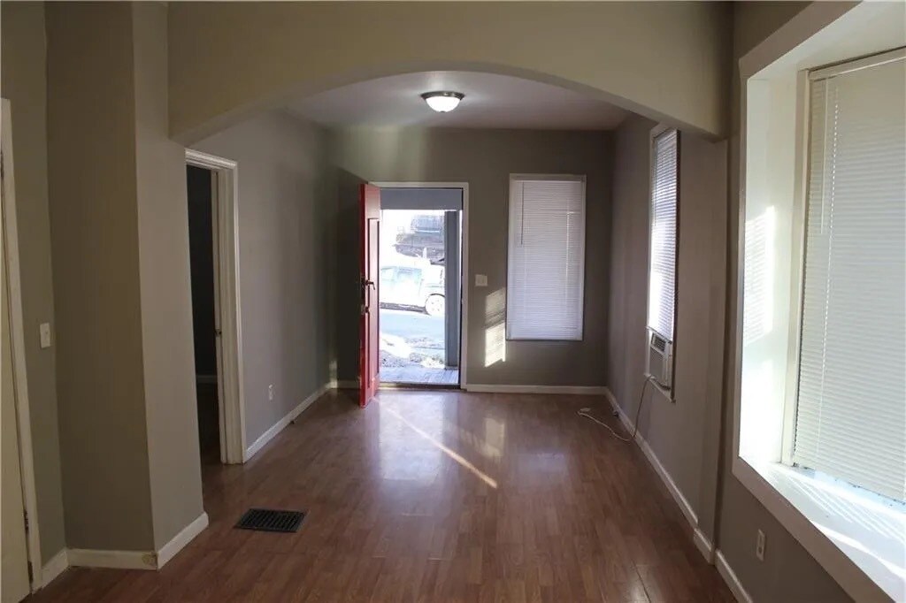 Building Photo - 302 N Oakley Ave