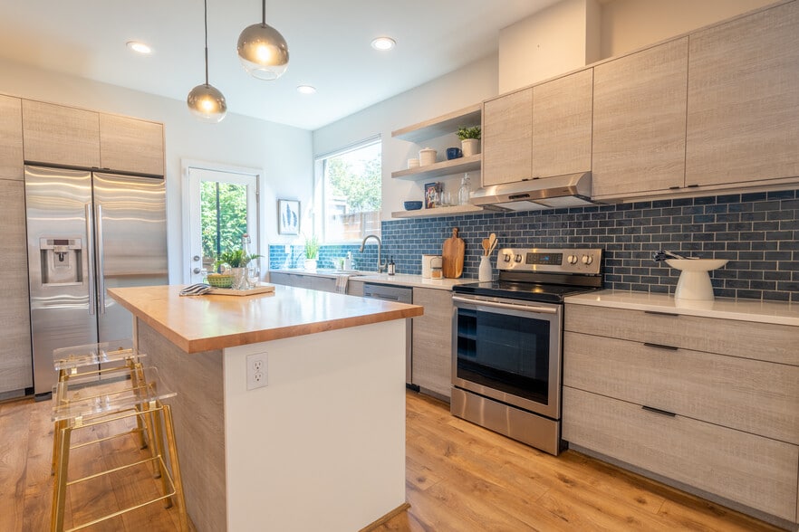 Building Photo - 424 26th Ave S