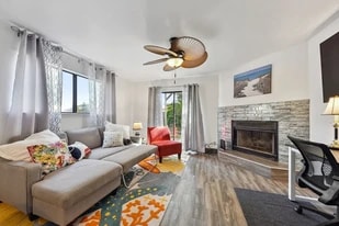 Building Photo - 512 10th Ave S