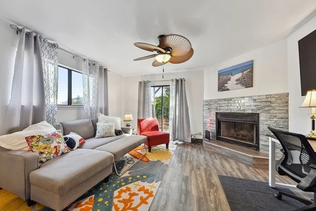 Building Photo - 512 10th Ave S