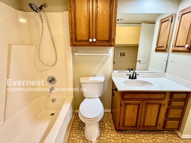 Building Photo - Lovely 2-Bedroom Home with Modern comforts...