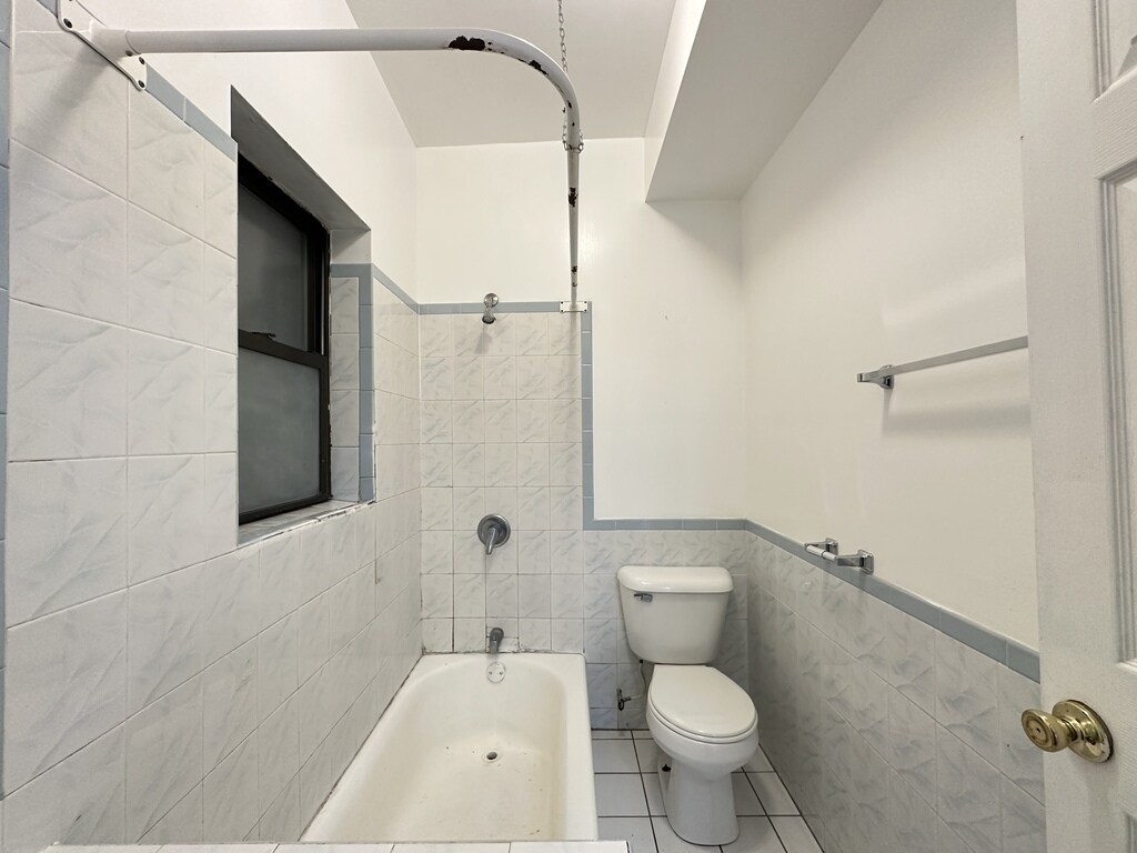 Building Photo - 2405 W Wilson Ave