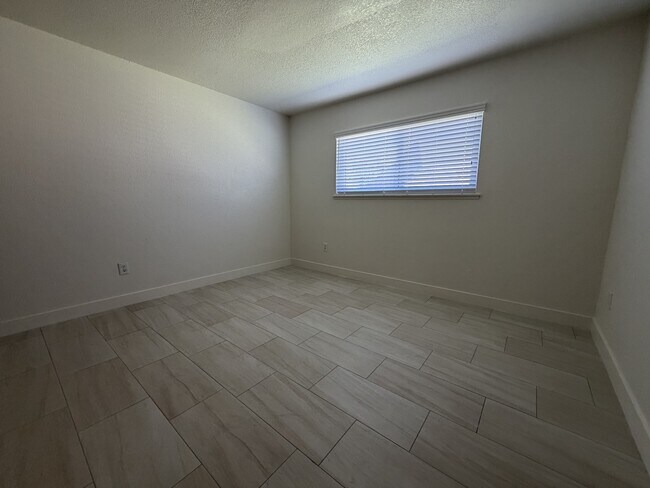 Building Photo - 15176 Oakwood Ln