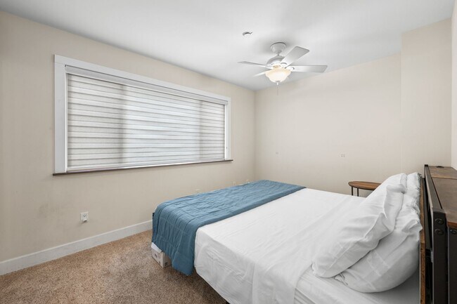 Building Photo - 2 Bed / 2 Bath Bridge-Level Condo with Ocean View & 2 parking stalls