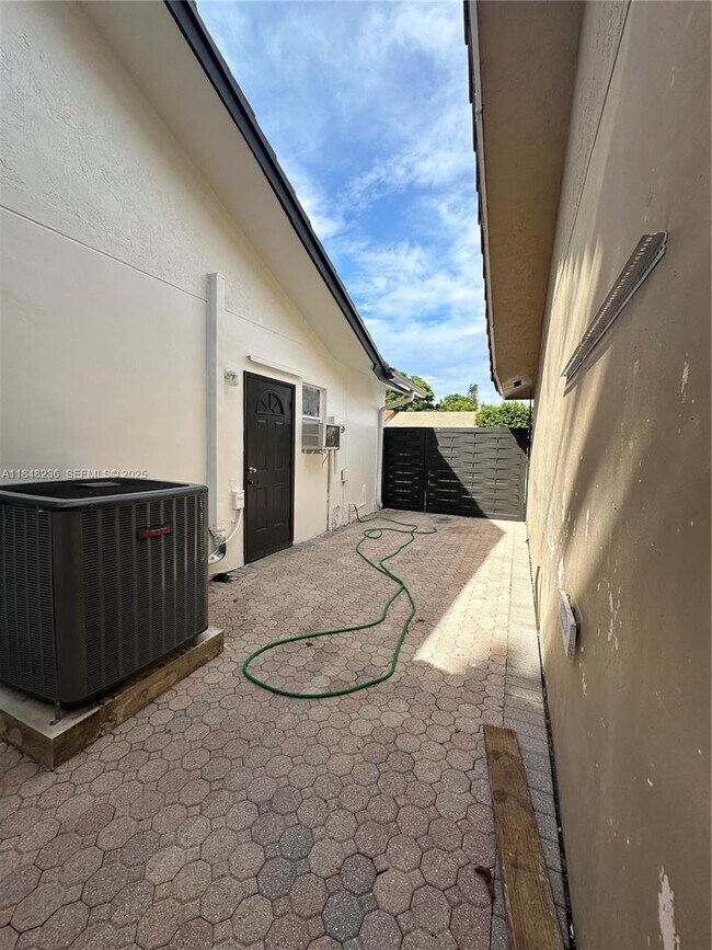 Building Photo - 15882 SW 138th Ct