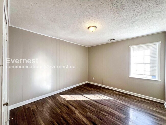 Building Photo - 3 Bed/2 Bath Home with Off Street Parking ...