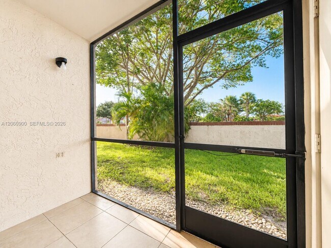 Building Photo - 6585 Somerset Dr