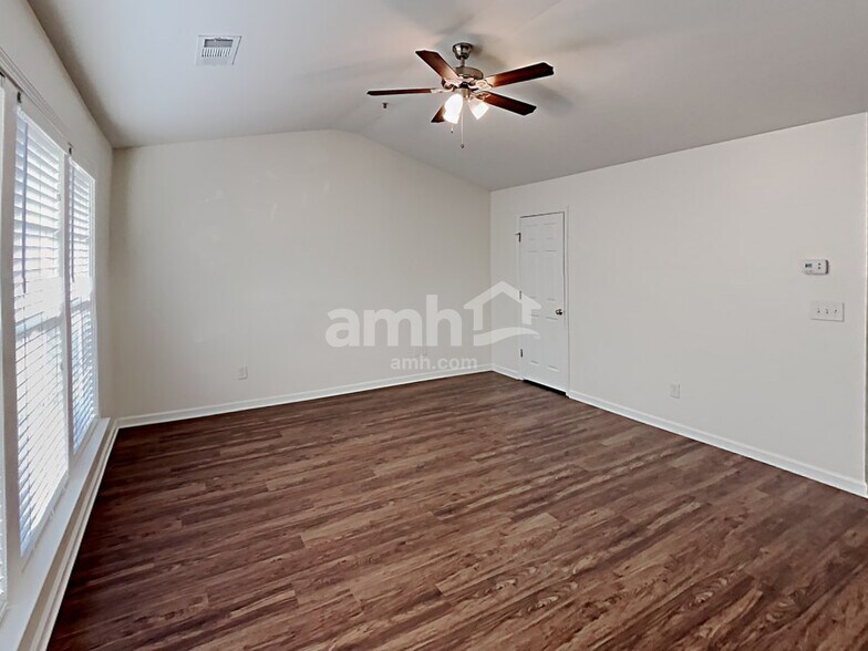 Building Photo - 325 Balaban Cir