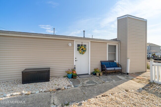 Building Photo - 825 Leeward Dr