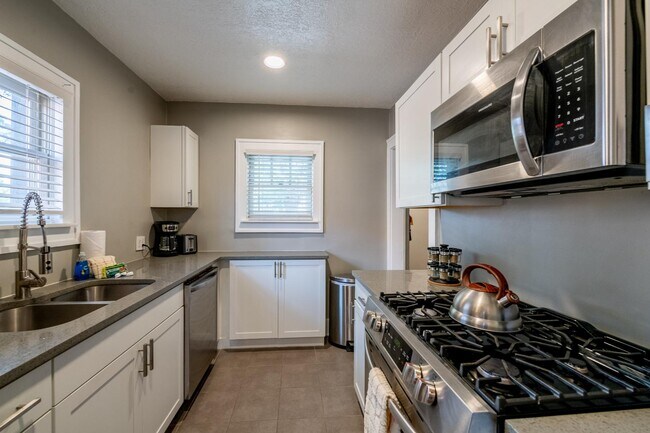 Building Photo - 722 Marquette Ave NW