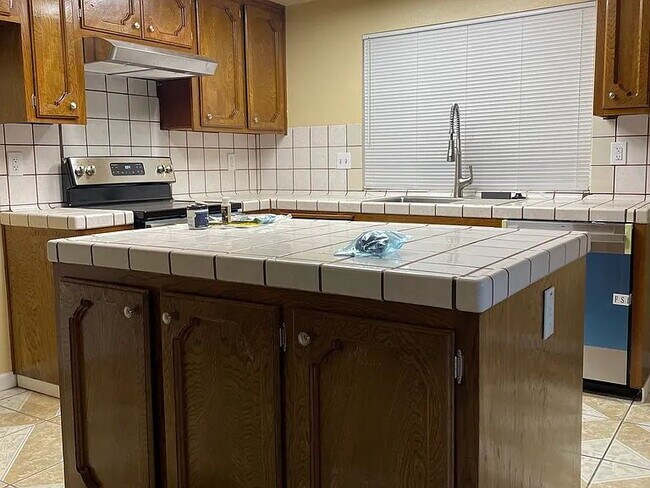 Building Photo - Ready to move-in.