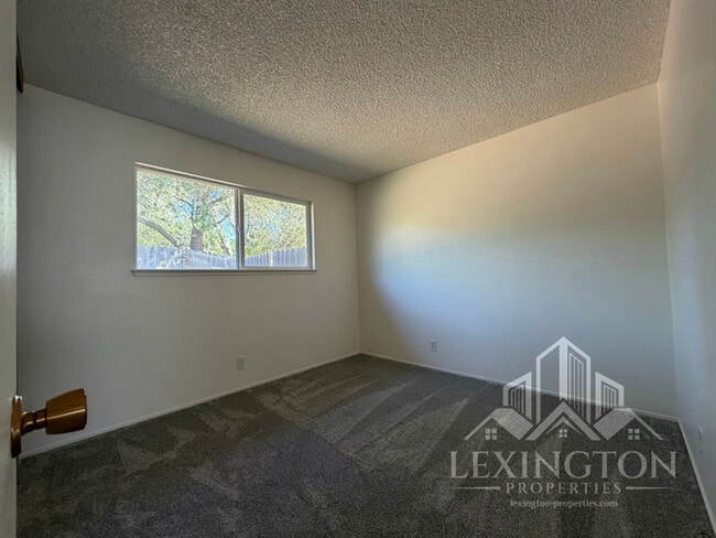 Building Photo - Lovely, 3BD/2BA, Home in Desirable Orangevale Neighborhood, Almond Acres, off Oak Ave. and Hickory!