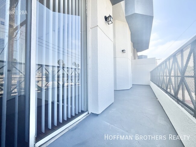 Building Photo - 943 Serrano Ave