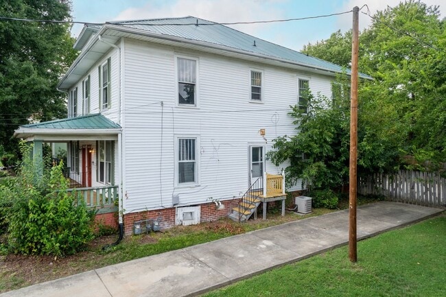 Building Photo - 418 Piedmont St