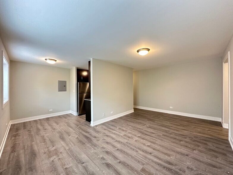 Building Photo - 533 W Surf St