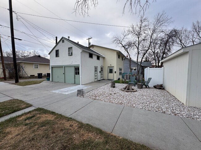 Building Photo - 1513 1st St W