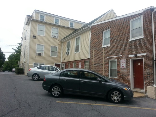 Building Photo - Sky White Apartments