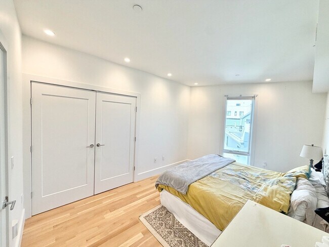 Building Photo - 283 Old Colony Ave