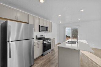 Building Photo - Comfortable and Spacious 4-Bedroom Townhom...