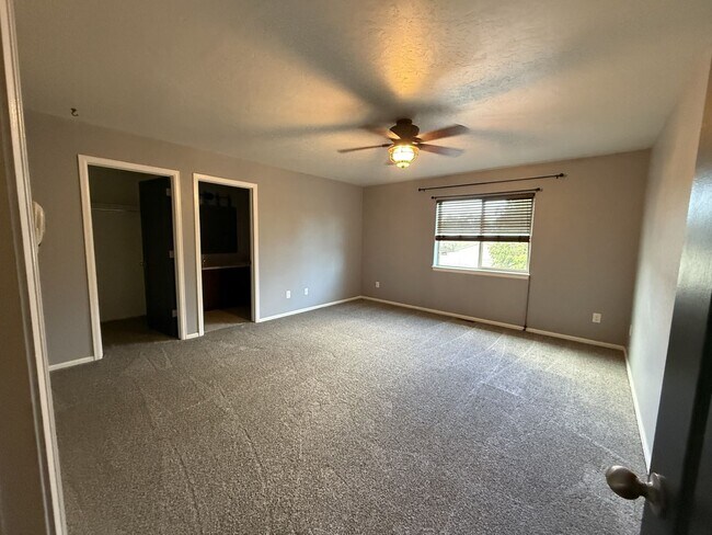 Building Photo - 651 1/2 Serenity LN