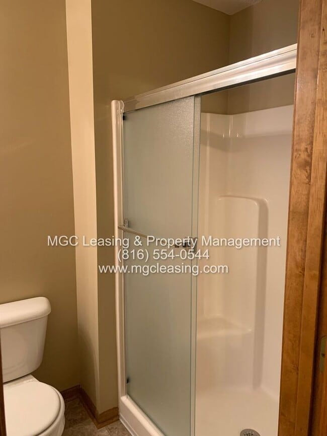 Building Photo - A Bright, Comfortable Split-Level Home in a Convenient Raymore Location