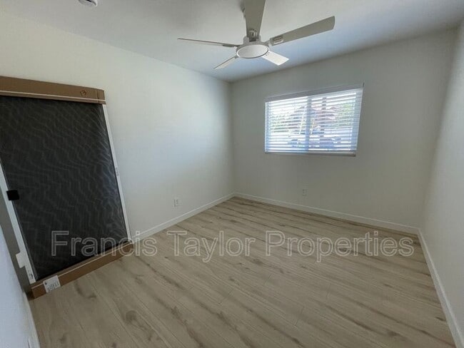 Building Photo - 1124 La Honda Dr