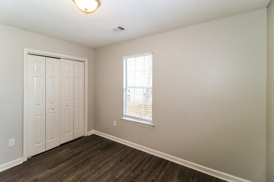 Building Photo - 7001 Bellevue Trce