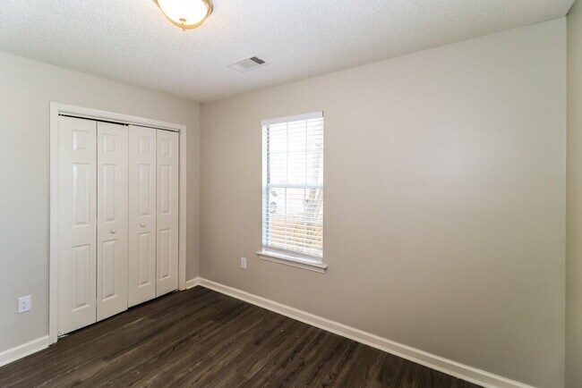 Building Photo - 7001 Bellevue Trce