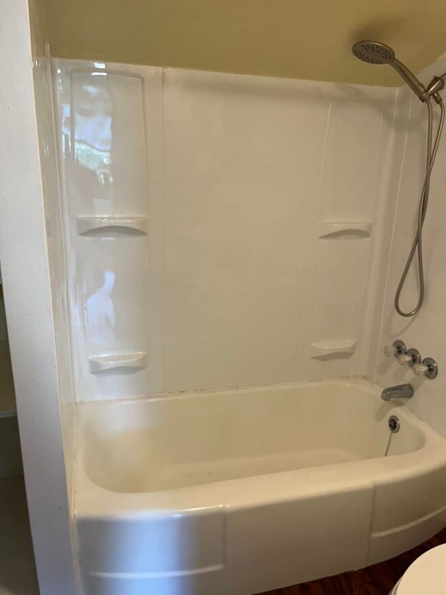 Building Photo - Cute and clean 2 Bedroom 1 Bathroom home in the heart of Roseburg.