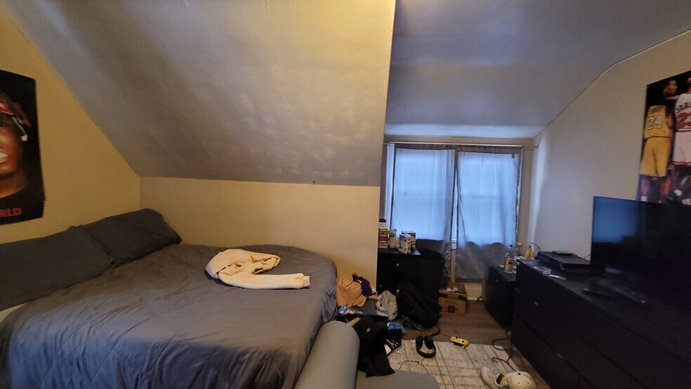 Building Photo - 3037 N. Downer Ave