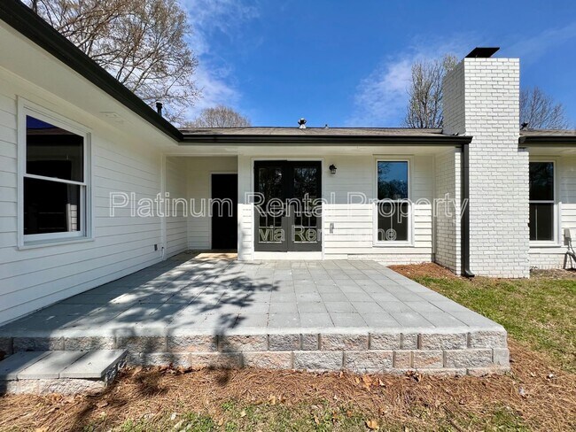 Building Photo - 212 Fernbank St
