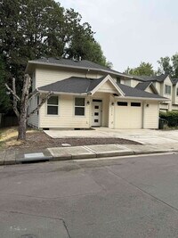Building Photo - 3 Bed / 2 Bath Single-Family Home in West Linn