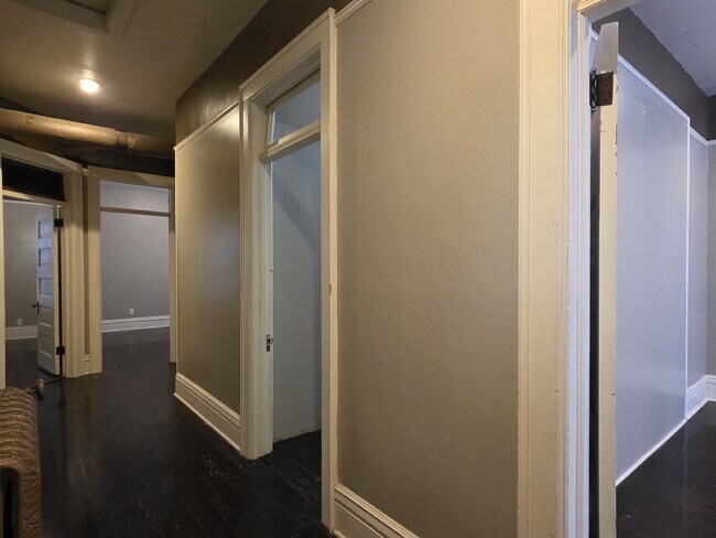 Building Photo - Updated 4-Bedroom Apartment in Oshkosh - 136 High Ave, Oshkosh, WI 54901