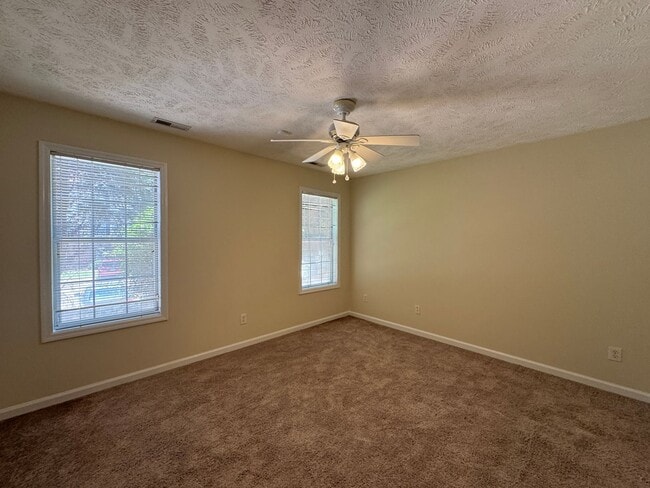 Building Photo - Lovely 2 Bedroom King's Grant Condo