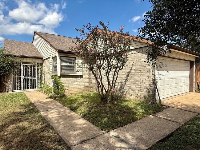 Primary Photo - 13222 Pebblewalk Cir N