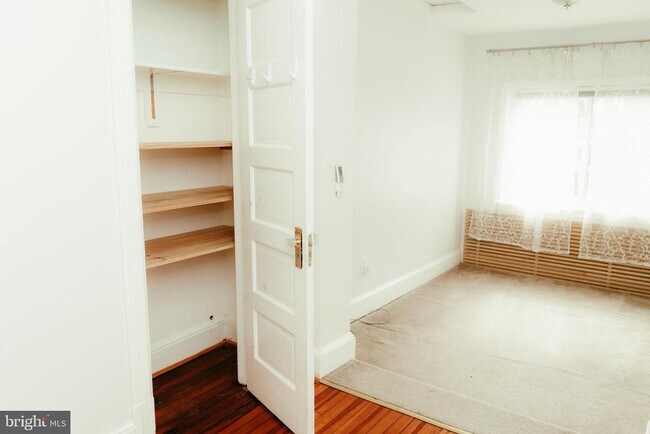 Building Photo - 636 Kenyon St NW