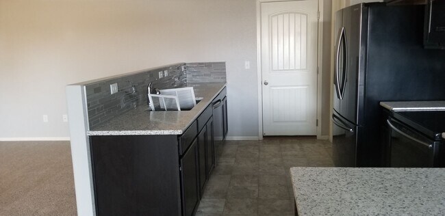 Building Photo - Immaculate 3 Bedroom/3 Bath Townhome Near Powers Corridor!