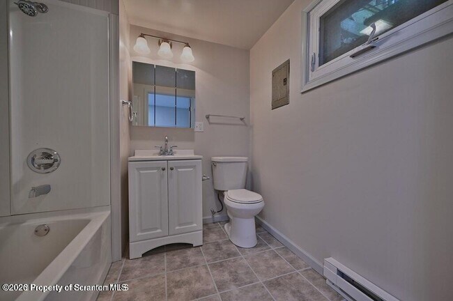 Building Photo - 200 Center St