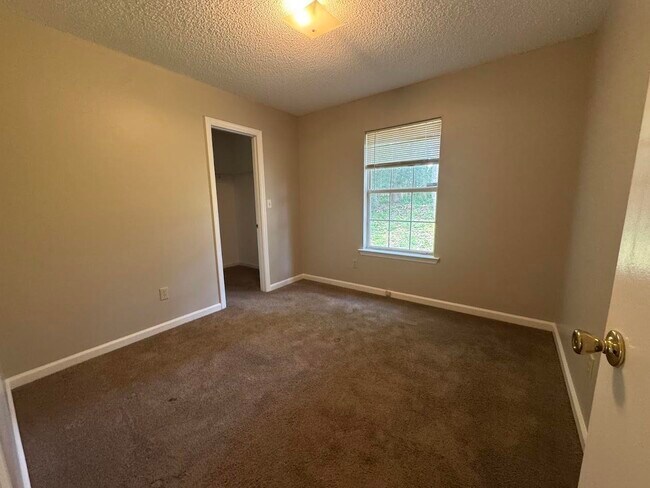 Building Photo - 1052 Longstreet Dr