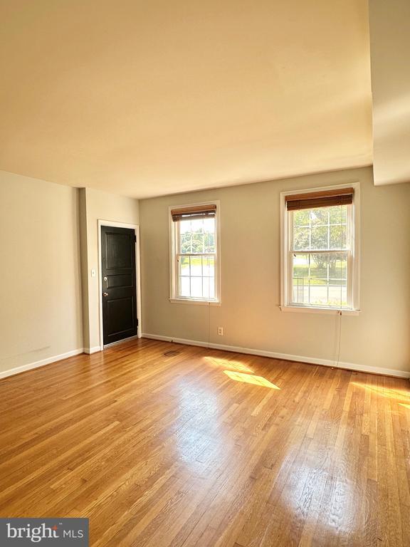 Building Photo - 7 Russell Rd