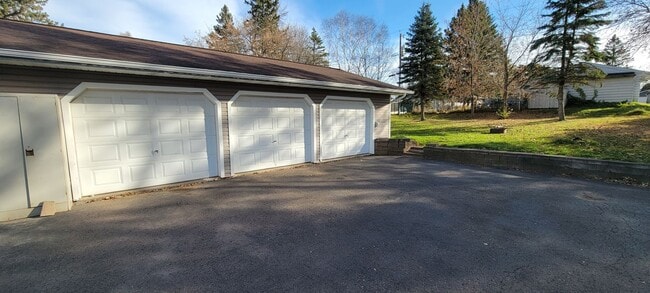 Building Photo - Available August 1st - 3 Bed Home in Cloqu...