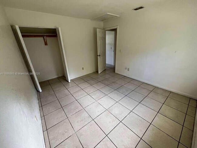 Building Photo - 819 King Orange Dr