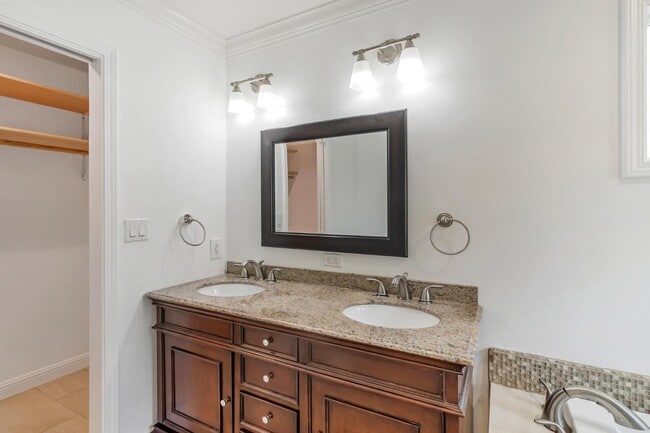 Building Photo - 123 Dunsmuir Way