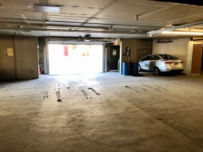 Building Photo - One Bedroom Lakefront Condo with Garage
