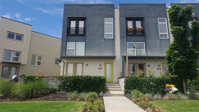 Building Photo - 2 Master Suites Townhome 2 Car Garage