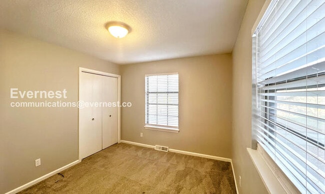 Building Photo - 7936 N Forest Ave