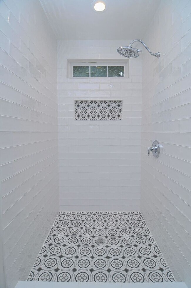 Building Photo - Beautiful 3 bedroom/2 bath house in highly desirable Shandon location! Available June 2026!