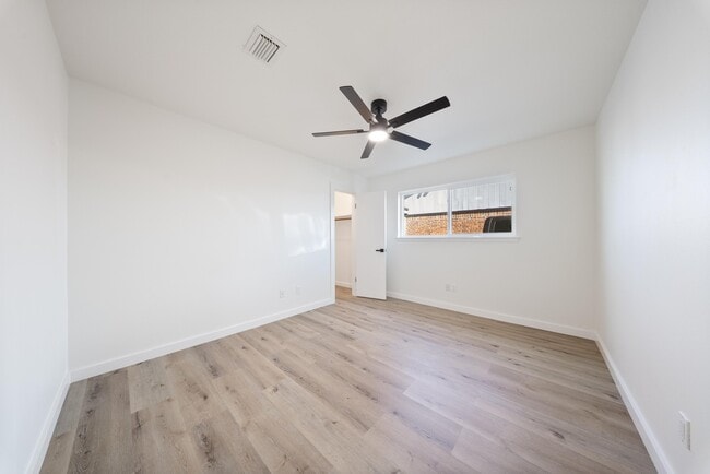 Building Photo - 9115 Tanager St